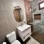 Roots Guesthouse- B *