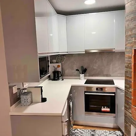 Roots Guesthouse- B *