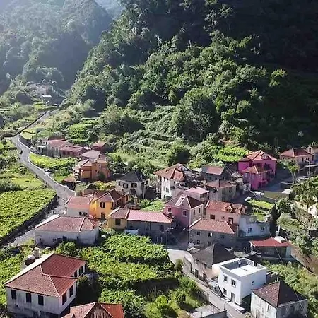 Roots Guesthouse- B *