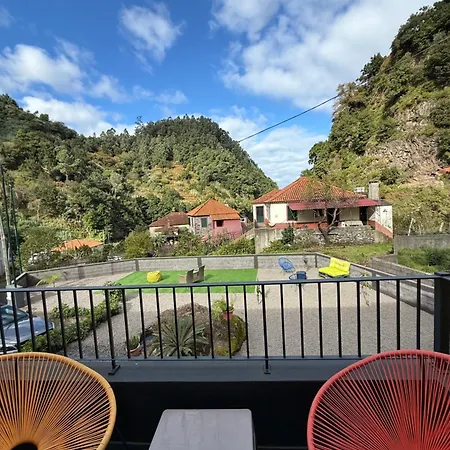 Roots Guesthouse- B *