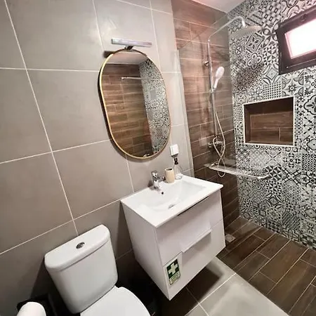 Roots Guesthouse- B *