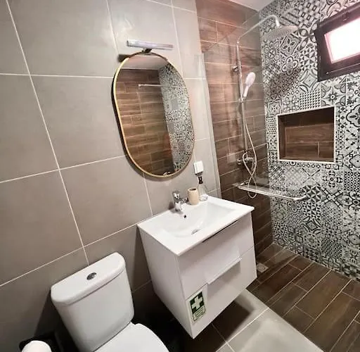 Roots Guesthouse- B *