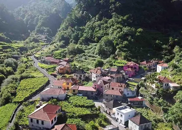 Roots Guesthouse- B *