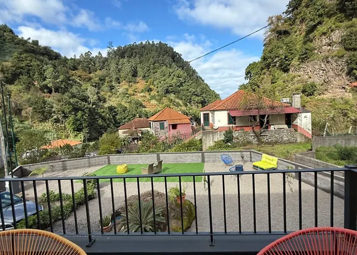 Roots Guesthouse- B *